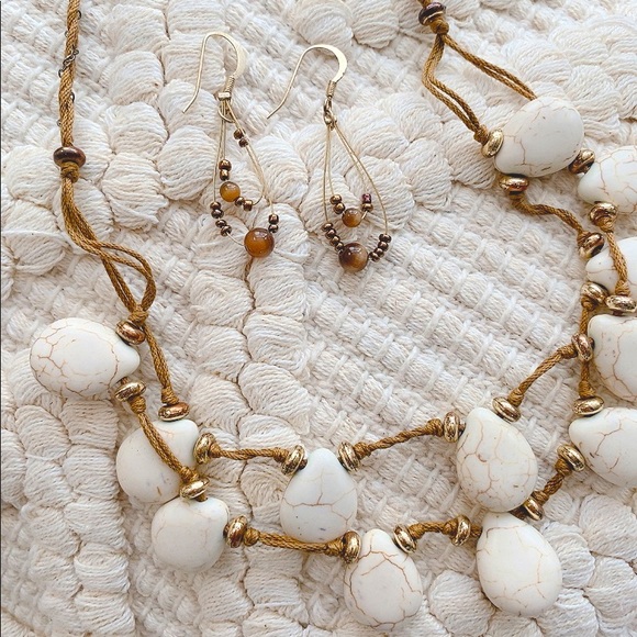 Set. White-crackle stone necklace with earrings. - Picture 2 of 13